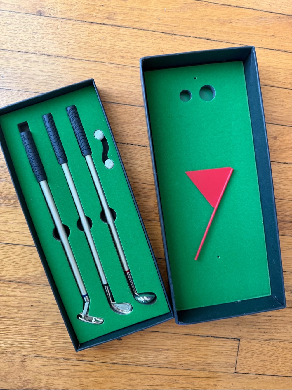 Desktop Golf Pen Set Includes Clubs Putting Green and Balls - NEW